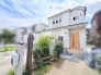 青空に映えるすっきりとした佇まいが心地よい暮らしを予感させる住まい