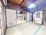 伝統的な美意識と職人技が息づく、心安らぐ和の空間が広がります