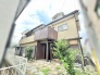 街並みに溶け込む温かみのある外観が、穏やかで心地よい日常を予感させます。