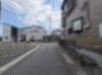 車通りの少ない閑静な住宅地、のびのびした子育てに適します。
