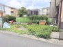 開放感のある広々とした敷地で、心地よい風と豊かな緑を感じられる穏やかな空間です。
