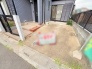 毎日の暮らしを心地よく迎える、すっきりと整った佇まいのアプローチ空間です。