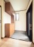 落ち着いた色合いの建具とすっきりとした空間が、穏やかな日常の始まりを予感させる佇まいです。