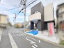 洗練されたコントラストを描く外観が街並みに美しく溶け込む住まい