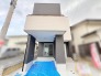 幾何学的な外観デザインと落ち着いた色合いが調和する洗練された佇まい