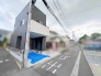 洗練された佇まいが街並みに調和する、落ち着いた雰囲気の外観デザインです。