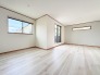 複数の窓から穏やかな雰囲気が広がり心地よい時間が流れる落ち着いた空間