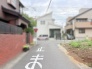 穏やかな街並みに馴染む落ち着いた周辺環境と心地よい開放感を感じられるロケーション