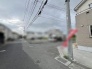 落ち着いた佇まいの街並みに溶け込む、穏やかで心地よい雰囲気が漂う周辺環境です。
