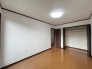 落ち着いた色合いの建具がアクセントになるすっきりとした空間