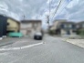 穏やかな空気が流れる閑静な住宅街に佇み、日々の暮らしに心地よい静寂をもたらす周辺環境です。