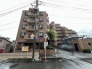 街並みに溶け込む落ち着いた色合いの外観が、穏やかな日常を予感させる佇まいです。