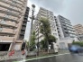 街並みに溶け込む洗練された佇まいが、穏やかで心地よい日常の始まりを予感させます。