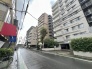 周辺の建物と調和しながらも落ち着いた佇まいを見せる、日常に寄り添う穏やかな街並み。