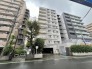 街並みに溶け込む洗練された佇まいが、穏やかな日常の始まりを予感させます。