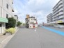 開放的な空が広がり、心地よい風を感じながら穏やかに歩ける街並みです。