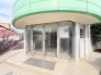 すっきりと整えられたアプローチが訪れる人を穏やかに迎え入れる心地よい空間