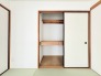 木の質感がアクセントになる端正な空間が心地よい穏やかな佇まいの場所