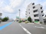 整然とした外観が街並みに馴染み、穏やかな日常の始まりを感じさせる佇まい