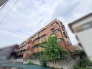 重厚感のあるタイル貼りの外観が街並みに溶け込み、落ち着いた佇まいを見せています。