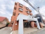 温かみのあるレンガ調の外観が街並みに調和し、日々の帰宅を心地よく迎えてくれる佇まいです。
