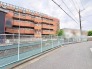 街並みに調和する落ち着いた佇まいが、穏やかな日常を予感させる外観です。