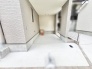 すっきりと整えられた空間が心地よい、落ち着いた佇まいを演出するゆとりあるアプローチ。