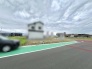 空の広がりを感じられる開放的な敷地で、心地よい風と穏やかな時間を楽しむ毎日が始まります。