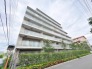 洗練された佇まいが街並みに溶け込む、落ち着きと気品を纏う外観デザイン。