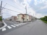 開放感のある角地に佇み、青空のもとで心地よい風と穏やかな時間を紡ぐ住まい