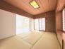 伝統的な和の趣と現代的な空間がゆるやかにつながり深いくつろぎを生み出す落ち着いた佇まい