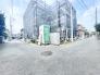 新しい暮らしの始まりを予感させる、穏やかで落ち着いた街並みに佇む現地周辺の様子です。