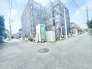 周囲にゆとりが感じられる閑静な街並みに面し、これからの新しい暮らしの形を描く現地風景です。