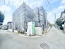 新しい物語が紡がれる建築中の風景に期待が高まる穏やかな街並み