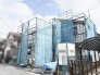 青空の下で新しい暮らしのカタチが少しずつ形作られていく穏やかな建築中の風景