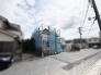 新しい暮らしへの期待が高まる、穏やかな空気に包まれた建築中の風景。