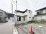 洗練された白い外観が青空に映える、すっきりと落ち着いた佇まいの住まい。