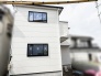 白を基調としたすっきりとした外観が、周囲の景観に心地よく溶け込む住まい。