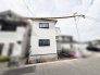 澄んだ青空の下に佇む、すっきりと洗練された外観が心地よい日常を予感させます。