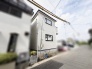 青空のもと穏やかな空気が流れる落ち着いた住まいの一コマです
