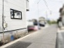 落ち着いた佇まいを見せる外観と、周囲の穏やかな空気が調和する穏やかな住環境です。