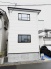 洗練された白い外観が街並みに調和する落ち着いた佇まいを演出する住まい