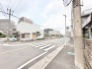 穏やかな空気が流れる落ち着いた街並みと、ゆとりを感じさせる開放的な道路環境です