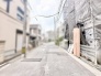 落ち着いた住宅街に佇む、日々の暮らしに寄り添う穏やかな前面道路です