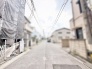 落ち着いた雰囲気が漂う住宅街に面し、ゆとりある空間の広がりを感じさせる穏やかな住環境です。