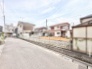 開放感のある広々とした前面道路に面し毎日の移動も心地よく過ごせる穏やかな住環境です。