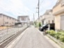 穏やかな住宅街の景色に溶け込む落ち着いた佇まいの周辺環境が広がります
