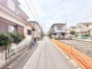 穏やかな時間が流れる落ち着いた住環境と開放感のある広がりを感じられる前面道路