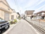 穏やかな空気が流れる閑静な住宅街に佇み、日々の暮らしに心地よいゆとりをもたらす前面道路。