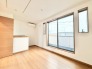木の温もりとすっきりとしたラインが調和する、心地よい静けさをまとった空間。